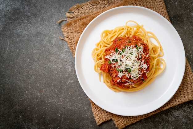 스파게티 볼로냐 돼지 고기 또는 다진 돼지 고기 토마토 소스 스파게티-이탈리아 음식 스타일