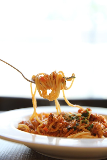 Spaghetti bolognese vleessaus op hout