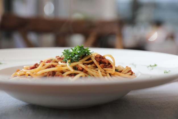 Spaghetti alla bolognese con salsa di pomodoro di manzo su tavola di legno, cibo italiano