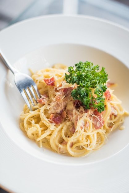 spaghetti carbonara on bowl