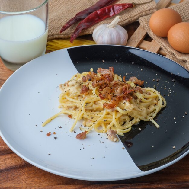 Foto spaghetti alla carbonara, pasta alla carbonara, parmigiano a pasta dura e salsa alla panna. cucina tradizionale italiana.