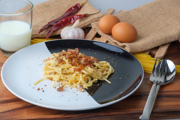 Foto spaghetti alla carbonara, pasta alla carbonara, parmigiano a pasta dura e salsa alla panna. cucina tradizionale italiana.