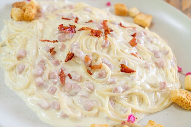 Foto spaghetti alla carbonara su crema di pancetta. stile di cibo italiano