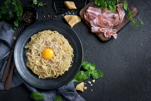 spaghetti Carbonara met dooier en spek