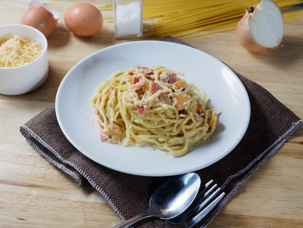 Spaghetti carbonara met ham en mini cocktail