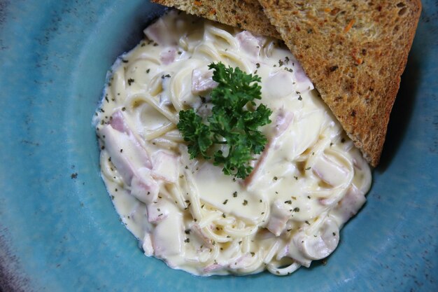 Spaghetti carbonara met ham in witte saus