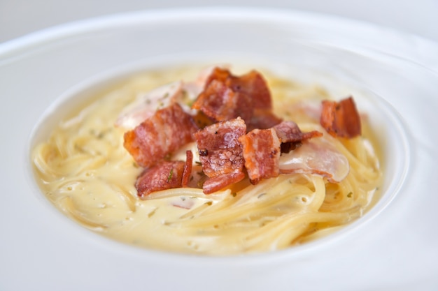 Spaghetti Carbonara met knapperig spek