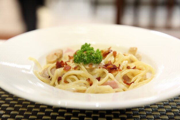 Spaghetti Carbonara met spek en kaas