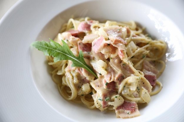 Spaghetti alla carbonara in salsa bianca con pancetta e formaggio