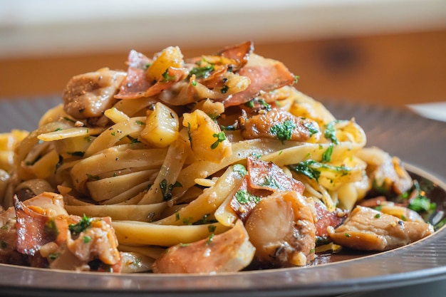 Spaghetti alla carbonara con pancetta e formaggio.