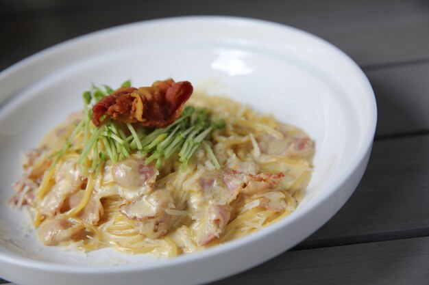 Spaghetti carbonara with bacon