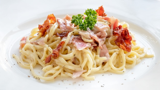 Spaghetti carbonara with bacon 