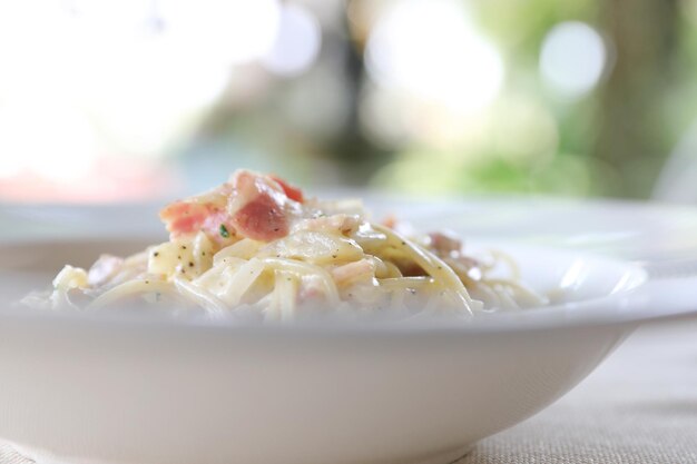 Spaghetti carbonara witte saus met spek en kaas