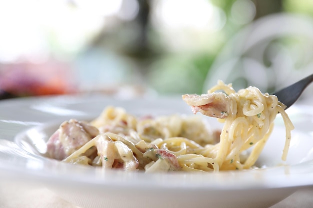 Spaghetti carbonara witte saus met spek en kaas