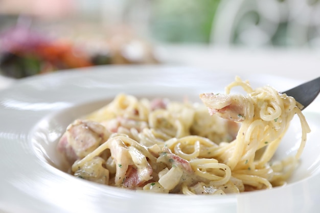 Spaghetti carbonara witte saus met spek en kaas