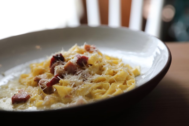 Spaghetti carbonara witte saus met spek op hout achtergrond in restaurant