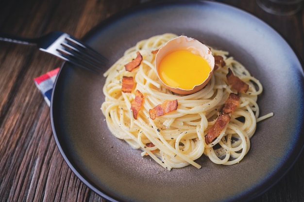 Spaghetti Carbonara, zelfgemaakte Italiaanse pasta met parmezaanse kaas, eieren en pancetta