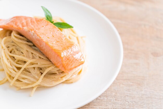 spaghetti cream cheese white sauce with salmon