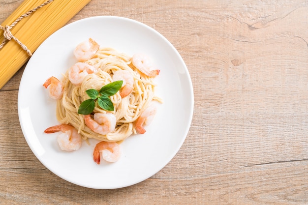 spaghetti cream cheese white sauce with shrimp