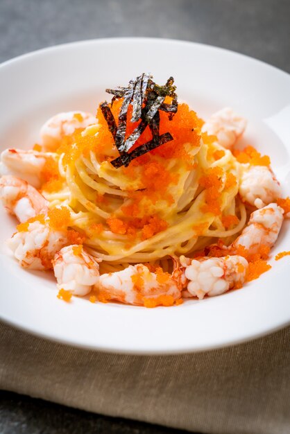 spaghetti creamy with shrimps and shrimp eggs