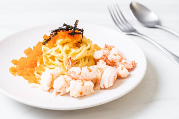 spaghetti creamy with shrimps and shrimp eggs