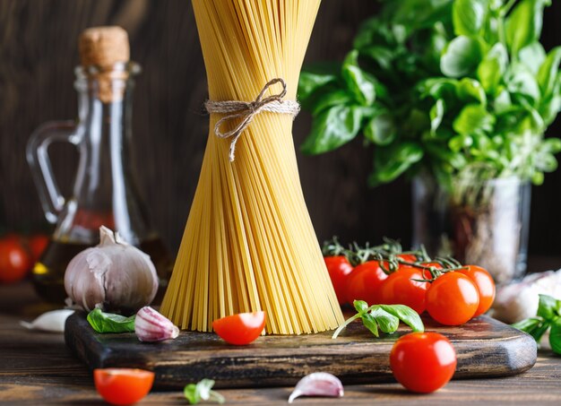 spaghetti en ingrediënten om te koken