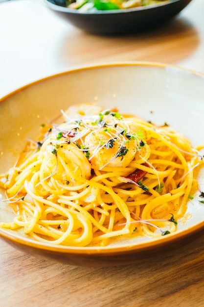 Spaghetti en Pasta Met Garnalen En Saus