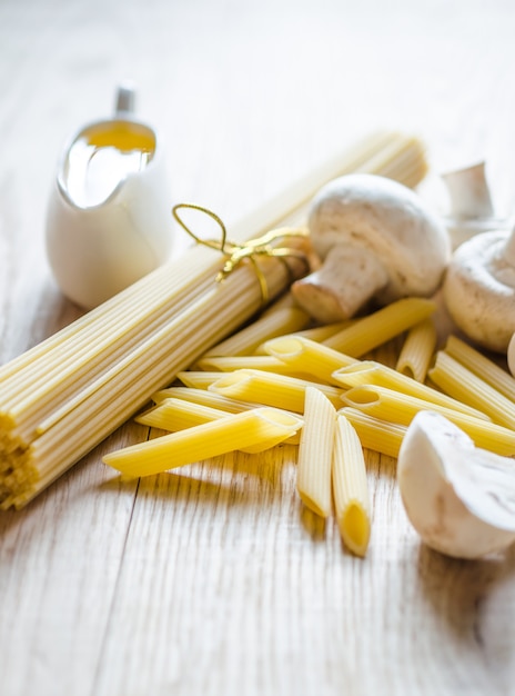 Spaghetti en penne met deegwareningrediënten