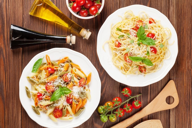 Spaghetti en penne pasta met tomaten en basilicum
