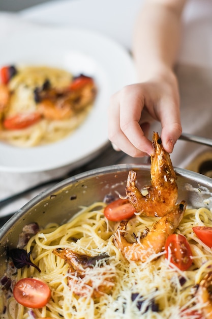 Spaghetti, garnalenpasta in de pan.