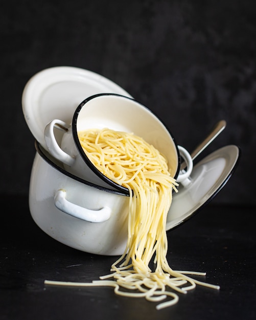 spaghetti gekookte pasta pan op de stode schotel italiaanse keuken klassieker op tafel