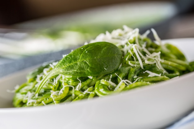 Spaghetti. Groene spaghetti met spinazie en Parmezaanse kaas. Italiaanse en mediterrane keuken.