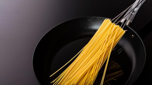 Spaghetti in de pan aan de zijkant