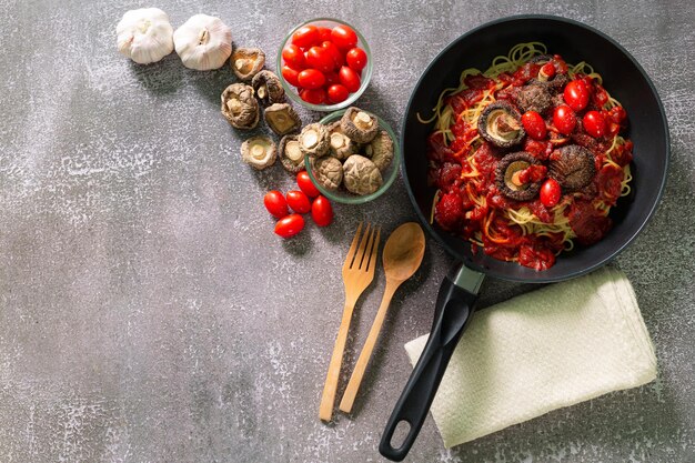 Фото Спагетти на сковороде, вкусная аппетитная паста с томатным соусом, свежими помидорами, базиликом и сыром