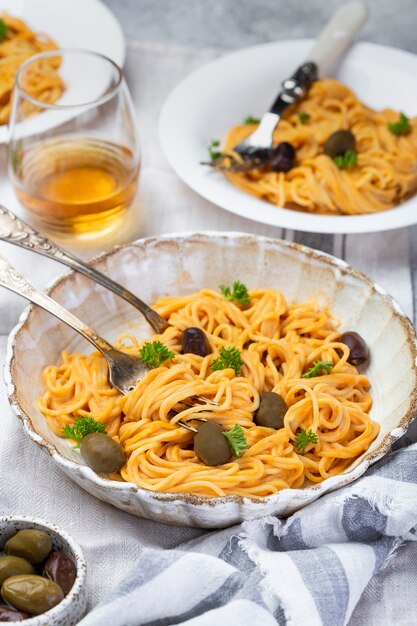 Spaghetti in romige tomatensaus met olijven en Parmezaanse kaas