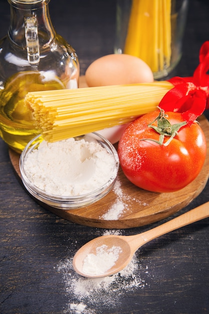 Spaghetti and ingredients