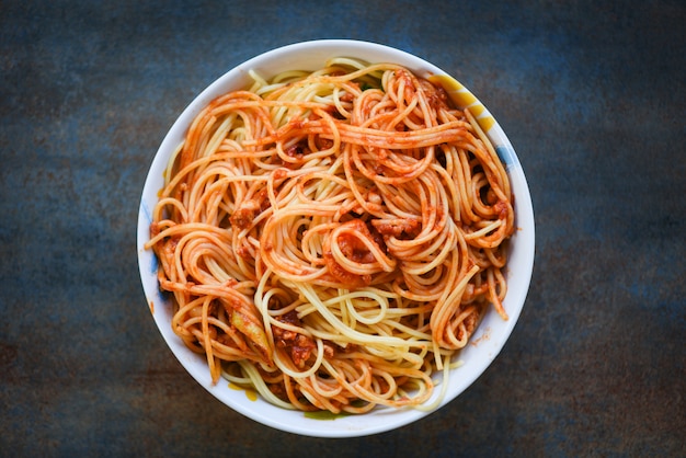 La pasta italiana degli spaghetti è servito sul concetto italiano dell'alimento e del menu della ciotola