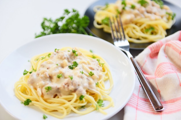 スパゲッティイタリアパスタレストランのイタリア料理とメニューコンセプトスパゲッティカルボナーラトップビューでパセリを白い皿に提供しています