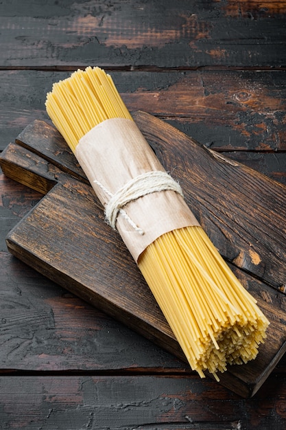 Spaghetti Italian Traditional Cuisine, droge en ongekookte set, op houten snijplank