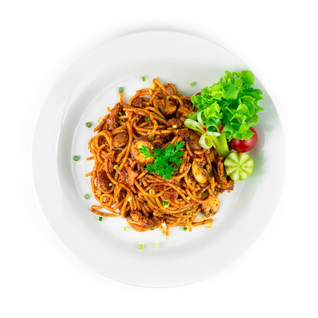 Spaghetti Mala Saus met Spek en Champignon Champignon Pittige Schotel Chines Sauce Stijl decoratie groente bovenaanzicht