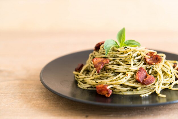 Spaghetti met basilicumpesto en bacon