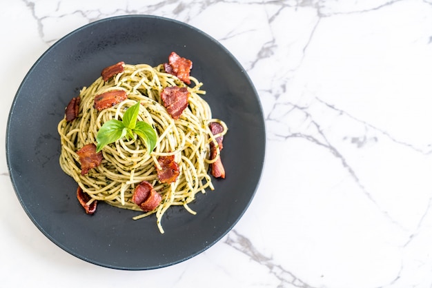 Spaghetti met basilicumpesto en bacon