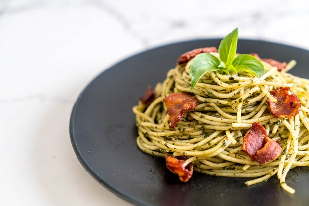 Spaghetti met basilicumpesto en bacon