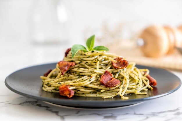 Spaghetti met basilicumpesto en bacon