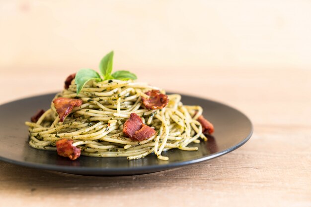 Spaghetti met basilicumpesto en bacon