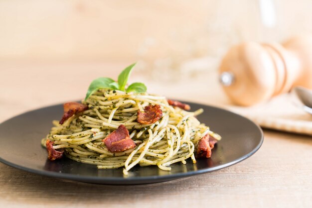 Spaghetti met basilicumpesto en bacon