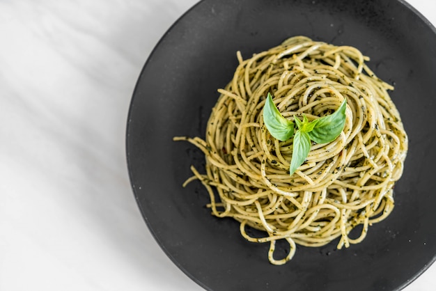 Spaghetti met basilicumpesto