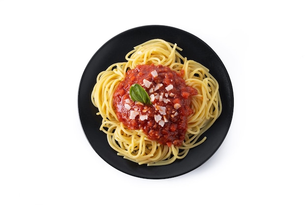 Spaghetti met bolognesesaus die op witte achtergrond wordt geïsoleerd