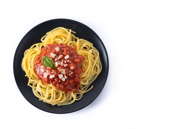 Spaghetti met bolognesesaus die op witte achtergrond wordt geïsoleerd