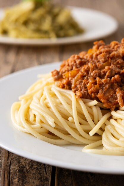 Spaghetti met bolognesesaus op houten tafel